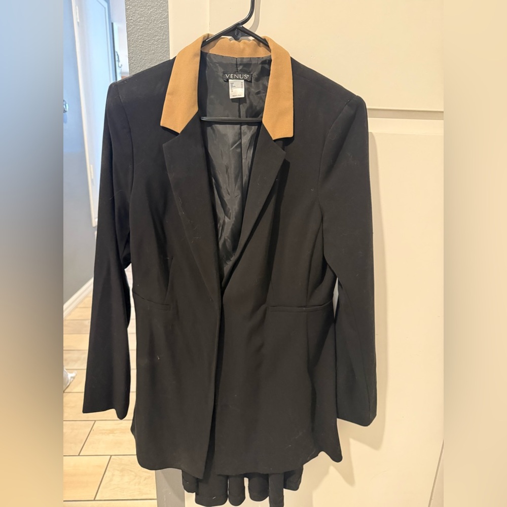 VENUS Black Blazer with Tan Collar